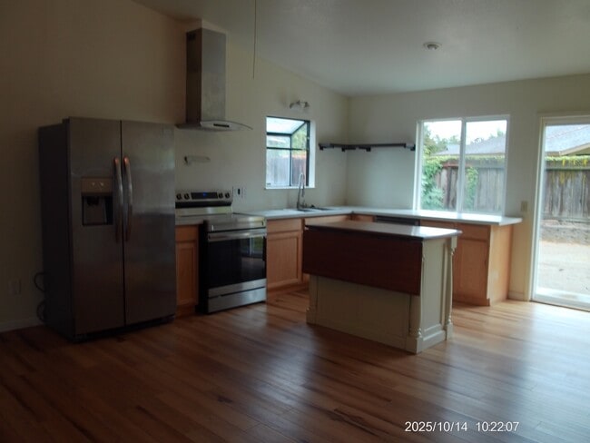 Building Photo - 1074 Beechwood St