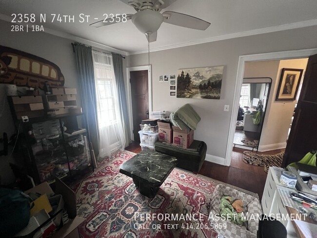 Building Photo - Charming 2BD/1BA Wauwatosa Upper Unit