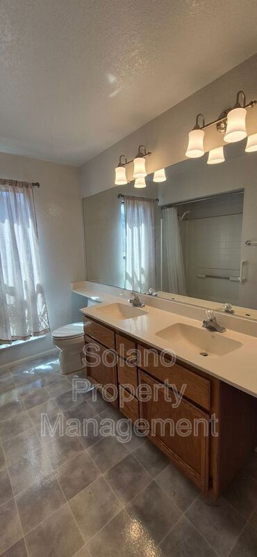 Building Photo - 642 Silvertop Way