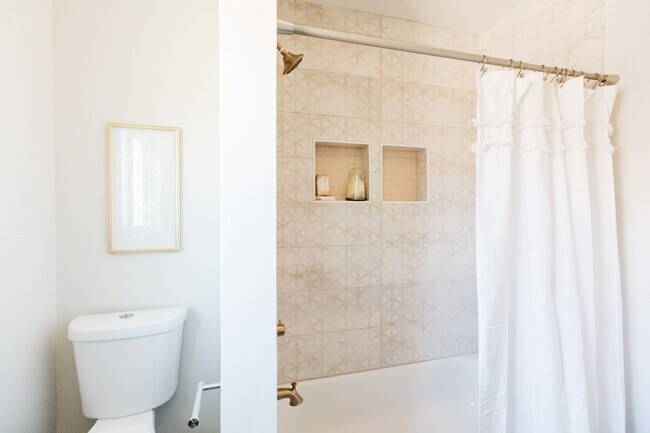 Building Photo - Stunning Remodel near Old Town!