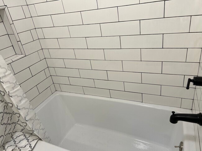 Full Bathroom with Tub - 121 Marshall Dr