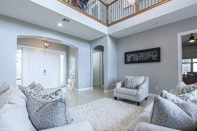Building Photo - 8950 Lakeview Pl