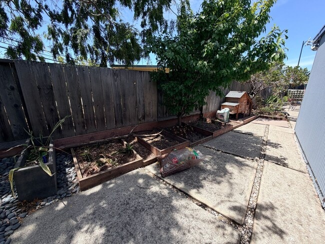 Building Photo - San Mateo 4Bed/2Ba Eichler Home with Putting Green, Vegetable Garden & Designer Finishes