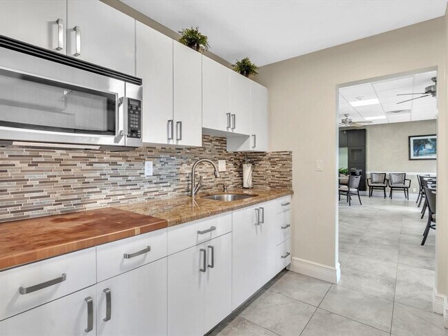 Building Photo - 305 N Pompano Beach Blvd