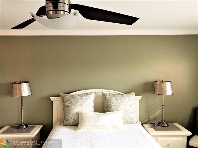 Building Photo - 2515 NE 1st Ct