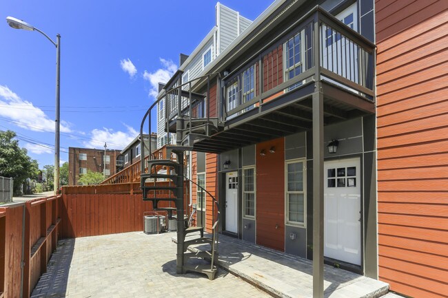 Building Photo - Lauravin Luxury Apts IV