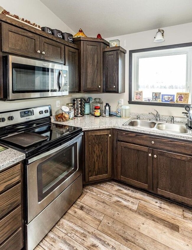 Building Photo - Beautiful 3 bedroom, 2 bath single family home located in South Moorhead.