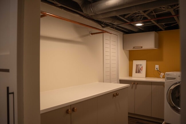 Building Photo - 1900 Mitchell Terrace