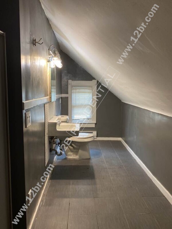Building Photo - 2-Bedroom 3rd Story Unit in Toledo's Histo...