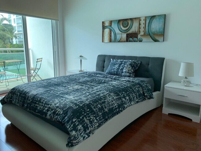 Building Photo - 950 Brickell Bay Dr