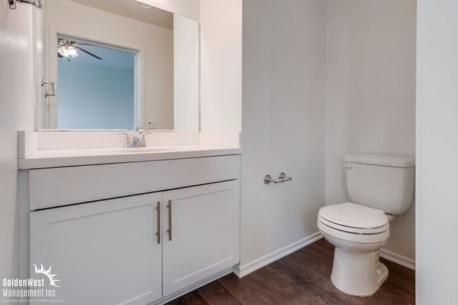 Building Photo - Stylish 3Bdm 4Ba Townhome with Chef’s Kitc...