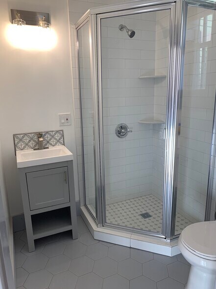 Bathroom 2 - 515 N Atlantic Blvd