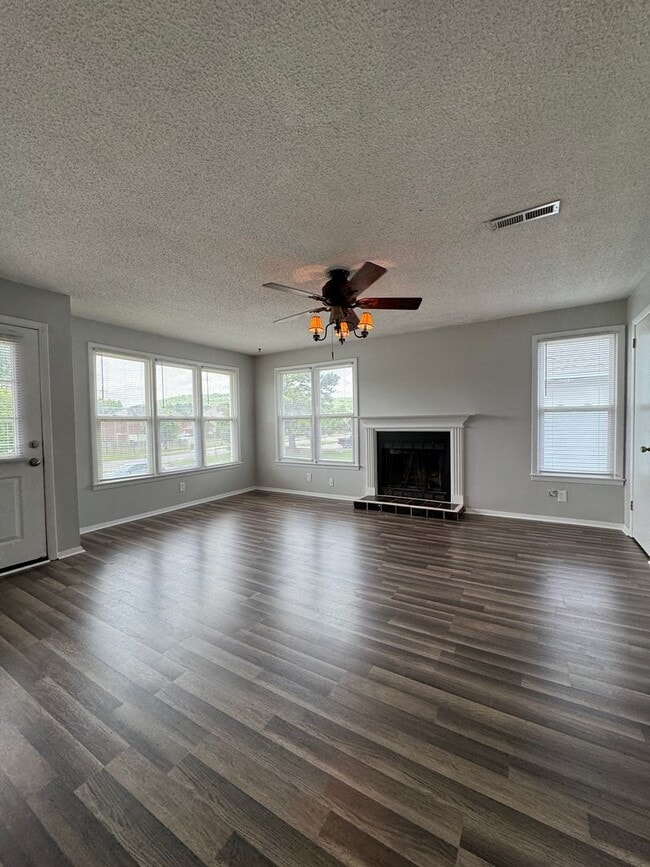 Building Photo - Move In Special: 1/2 Off 1st Month's Rent!!