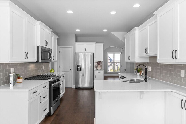 Building Photo - 5 Bedroom in Farmington Subdivision!