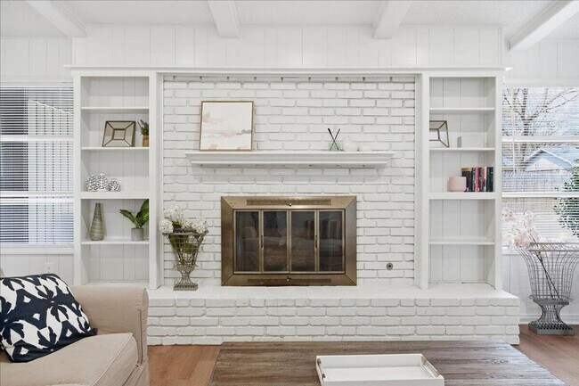 Building Photo - Charming one-of-a-kind 4 Bedroom Home