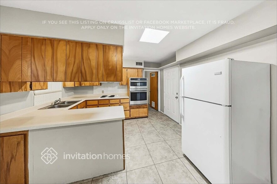 Building Photo - 12801 N 112th Ave