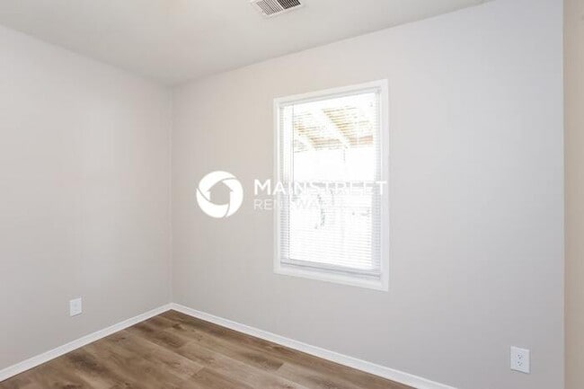 Building Photo - 4 Bedroom Pet-Friendly Home in INDEPENDENCE, MO with Main Street Renewal