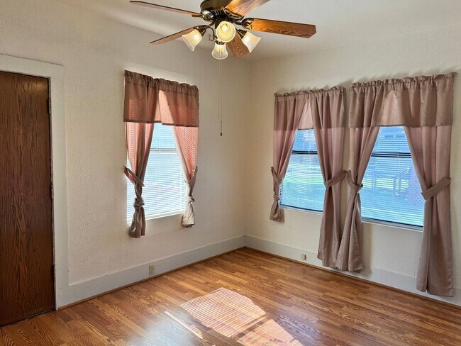 Building Photo - Adorable 3 Bed, 1 Bath Craftsman Home