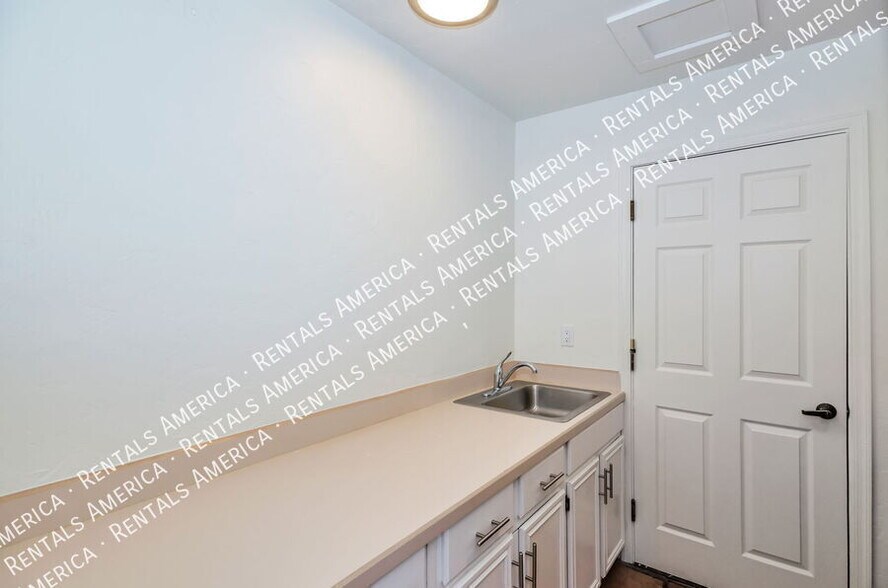 Building Photo - 1150 W Masters Cir
