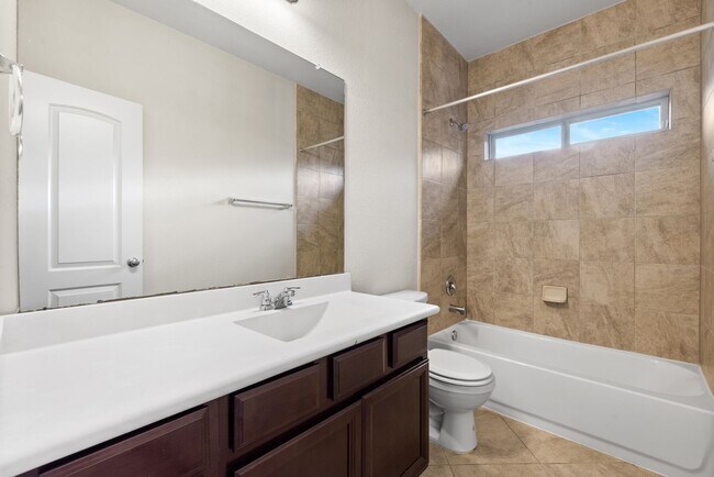 Building Photo - Spacious Home on Oversized Lot in Fort Ben...