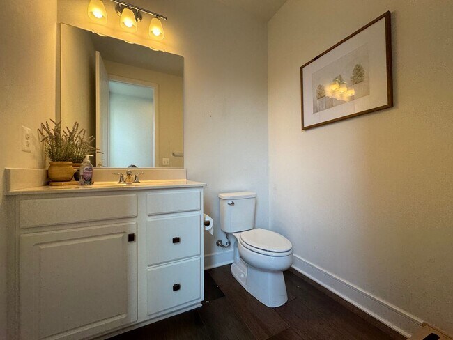 Building Photo - Stylish And Spacious 4 Bed 3.5 Bath Home I...