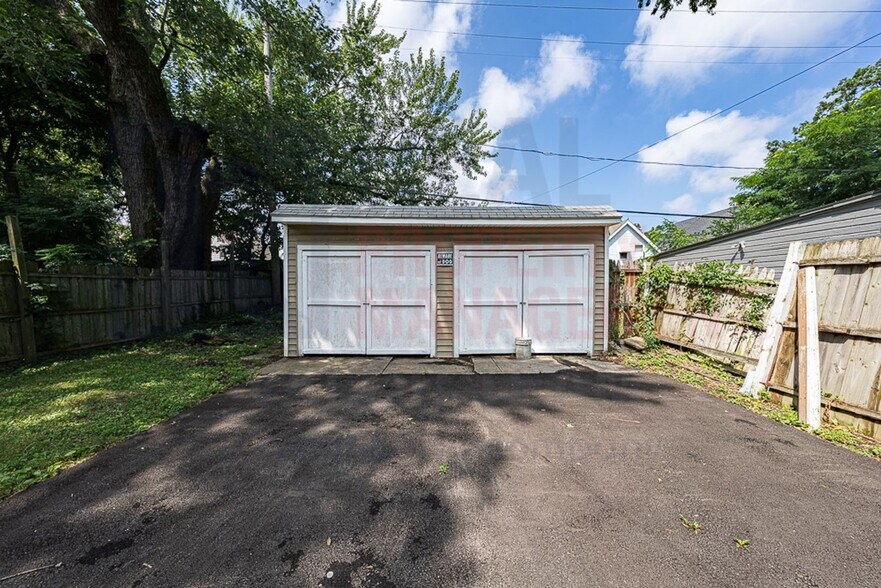 Building Photo - 2040 W 103rd St