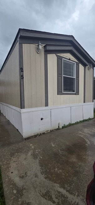 Building Photo - 1120 N Vista Dr