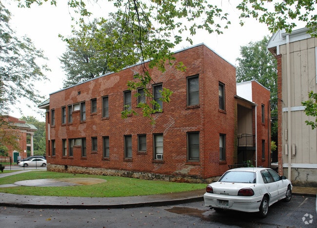 Building Photo - 431 NE Parkway Dr
