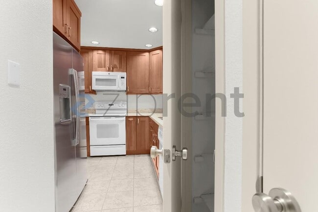 Building Photo - Unit C3