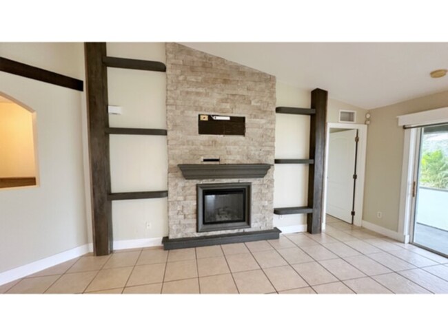 Building Photo - 3 bedroom 2 Bath with Den &amp; Study! Con...