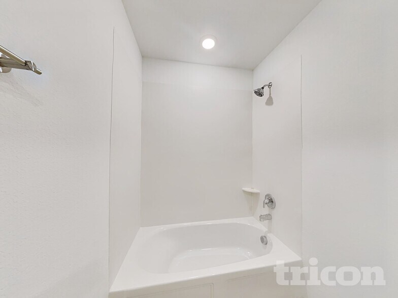 Building Photo - 617 Dashwood Dr