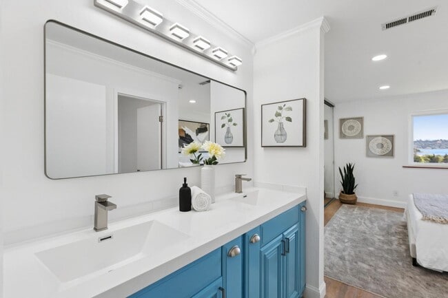 Building Photo - 2 Bedroom, 2 bathroom condo available with spectacular views of Richardson Bay!