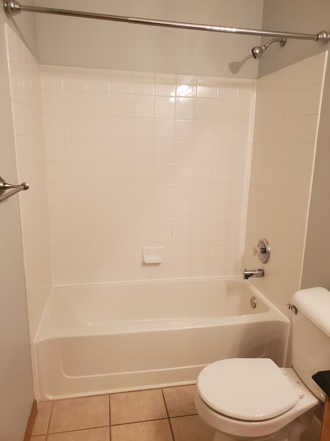 Building Photo - 1236 Brookdale Dr