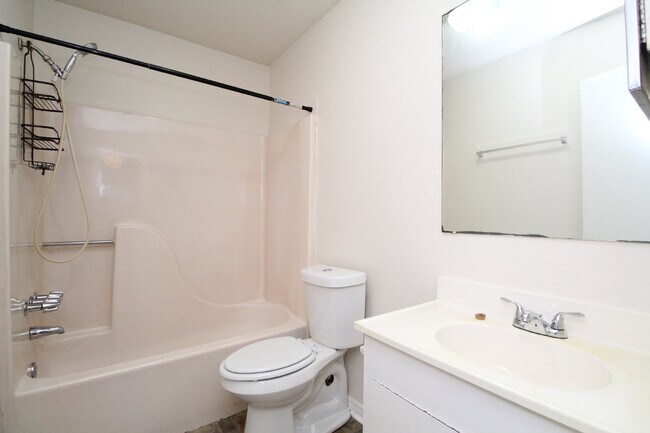 Building Photo - 2BR/2BA 1st-Floor Condo in West Pensacola ...