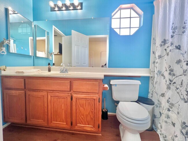 Building Photo - Spacious 5-Bed, 3-Bath Home in Rialto – Ve...