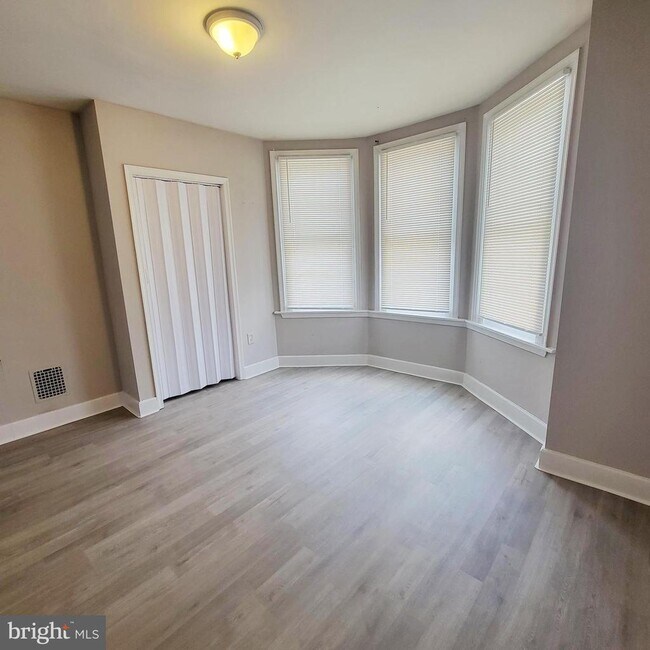 Building Photo - 5426 Regent St