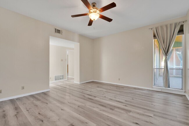 Building Photo - Charming 2 Bedroom Condominum