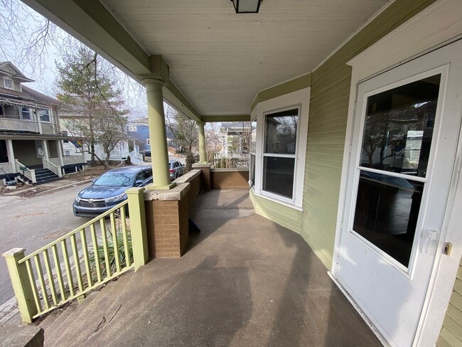Building Photo - 621 Stanley Terrace NE