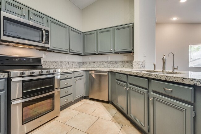 Building Photo - Single story 4 bed, 2 Bath with open floorplan