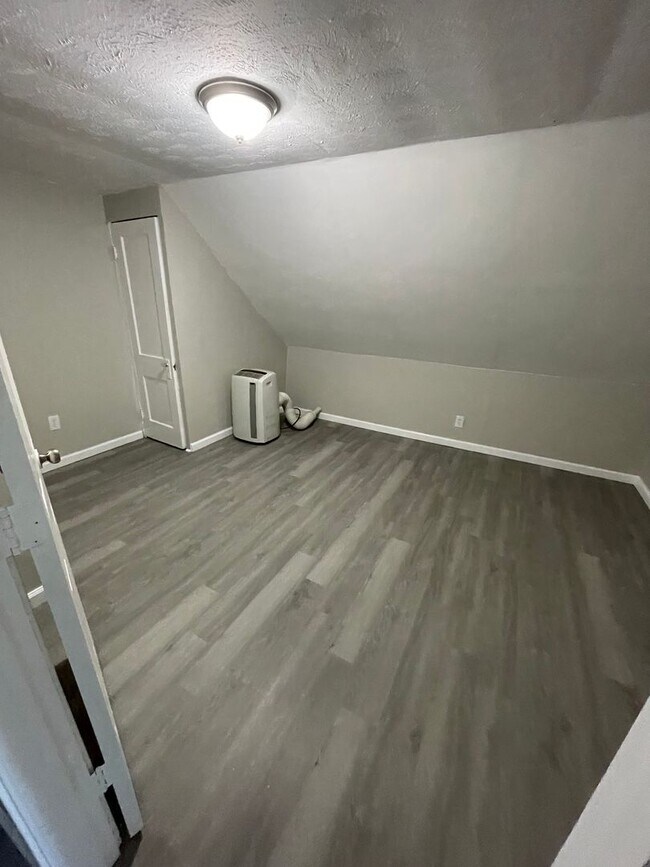 Building Photo - Section 8 & Eden Accepted! Ready to lease ...