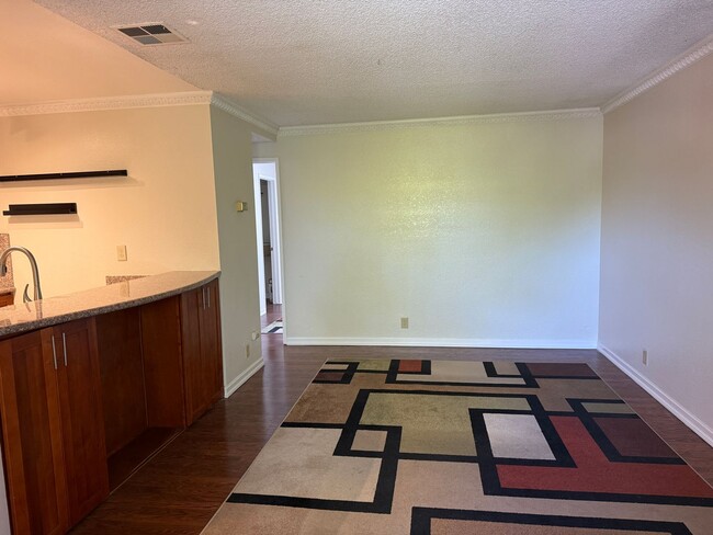 Building Photo - Great central SJ location near Highways 87...