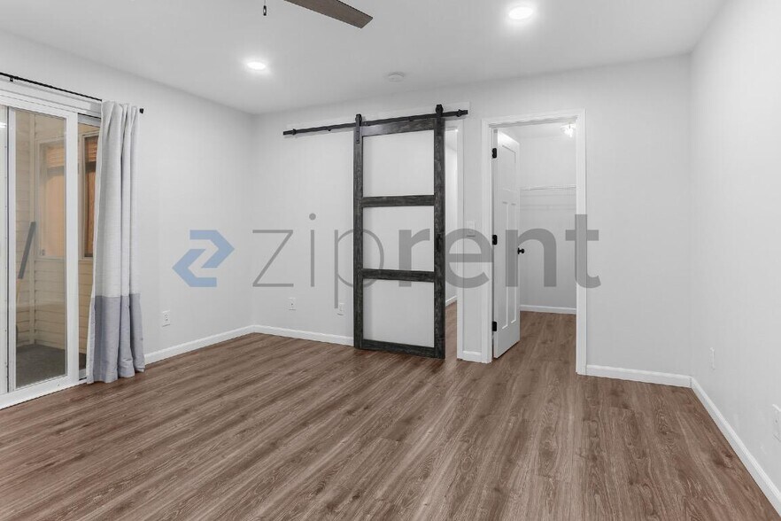 Building Photo - Unit