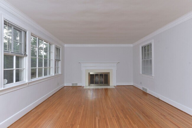Building Photo - Charming 3 Bedroom, 2 Bath All-Brick Bunga...