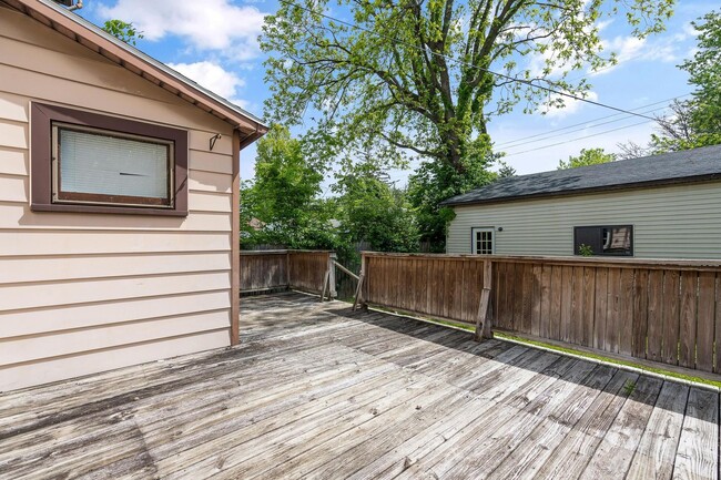 Building Photo - Large 4 Bedroom Home