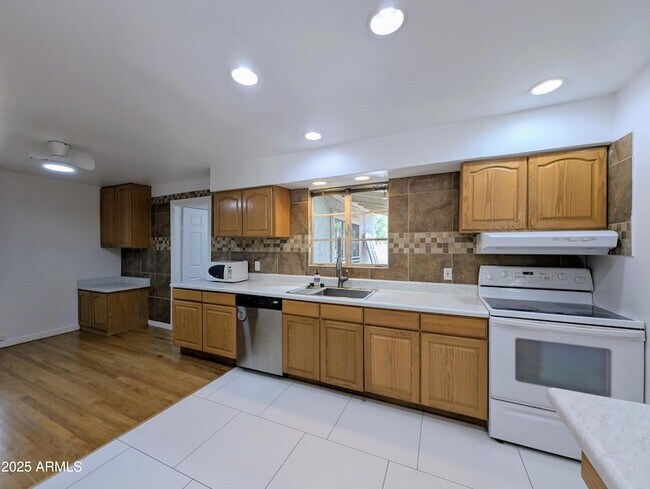 Building Photo - 2443 E Earll Dr