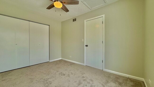 Building Photo - 10 Rugby Ct