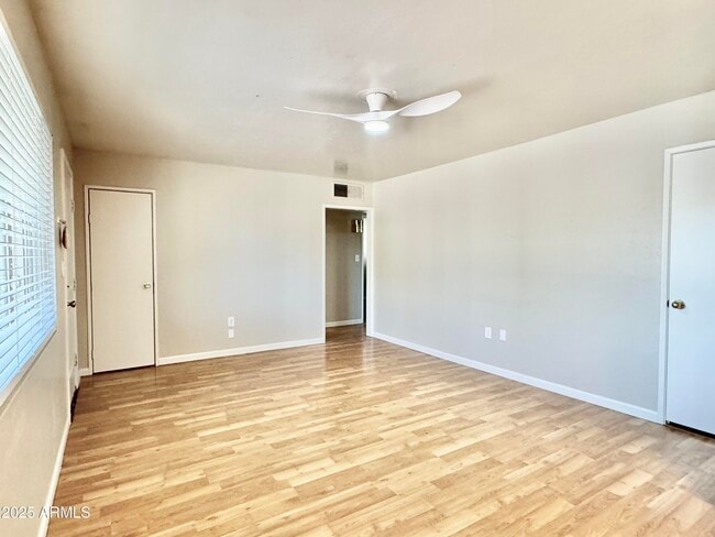 Building Photo - 731 W 12th Pl