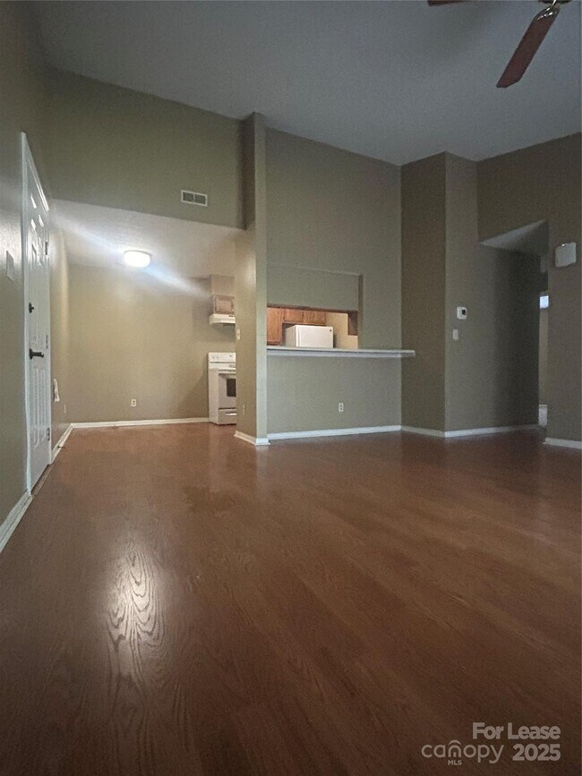 Building Photo - 9605 Vinca Cir