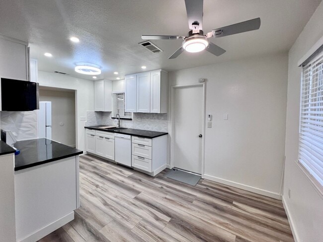 Building Photo - $2,495 Sierra & Cedar, 4 bedroom House - Fresno / Spacious Backyard / Fresh Paint / New Floors