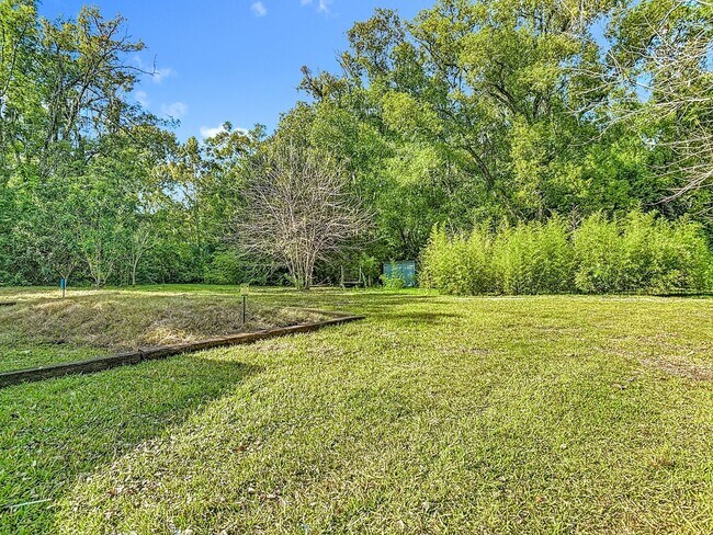 Building Photo - 2 bed/1.5 bath Single-Family Home on Large Lot in Sanford!